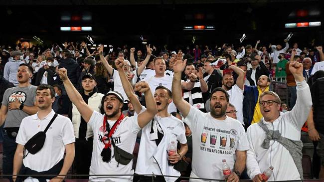 Barca siết việc bán vé C1 vì sợ CĐV Frankfurt tràn ngập Camp Nou