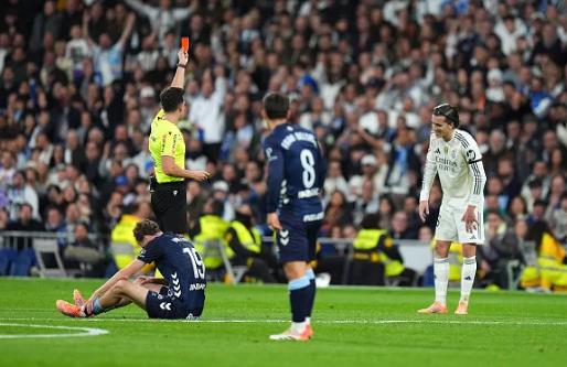 Real để thua 0-2 trước Celta Vigo trên sân nhà. Real de thua 0-2 truoc Celta Vigo tren san nha.