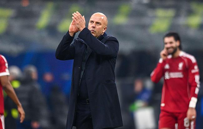 Ít ra Arne Slot không đi một mình