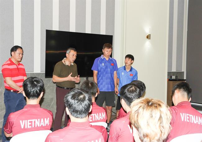 Chủ tịch Trần Quốc Tuấn động viên U22 Việt Nam trước bán kết Chu tich Tran Quoc Tuan dong vien U22 Viet Nam truoc ban ket