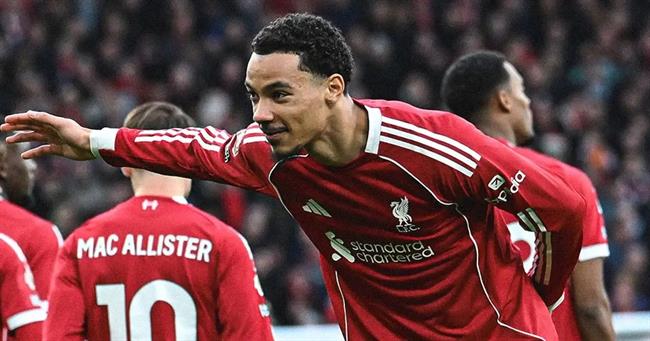 Arne Slot ca ngợi Ekitike sau cú đúp giúp Liverpool hạ Brighton