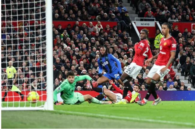 Gary Neville chỉ trích Luke Shaw sau trận hòa Bournemouth