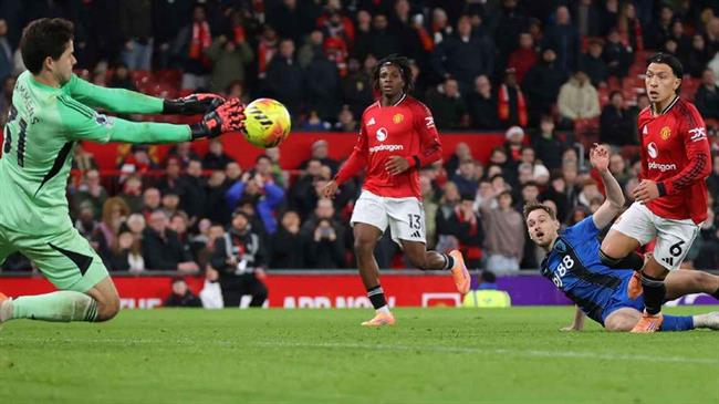 Berbatov lo ngại về hàng thủ Man United sau trận hòa Bournemouth