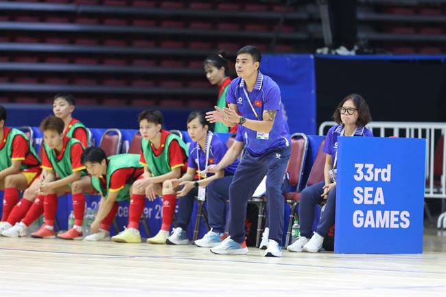 HLV Nguyễn Đình Hoàng hài lòng khi futsal nữ Việt Nam vào chung kết HLV Nguyen dinh Hoang hai long khi futsal nu Viet Nam vao chung ket