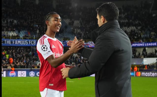Khủng hoảng hàng thủ, Mikel Arteta nhờ cậy sao trẻ 16 tuổi