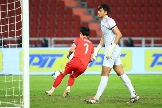 VIDEO: Tiền đạo Đình Bắc dứt điểm lạnh lùng, ghi bàn vào lưới U22 Thái Lan