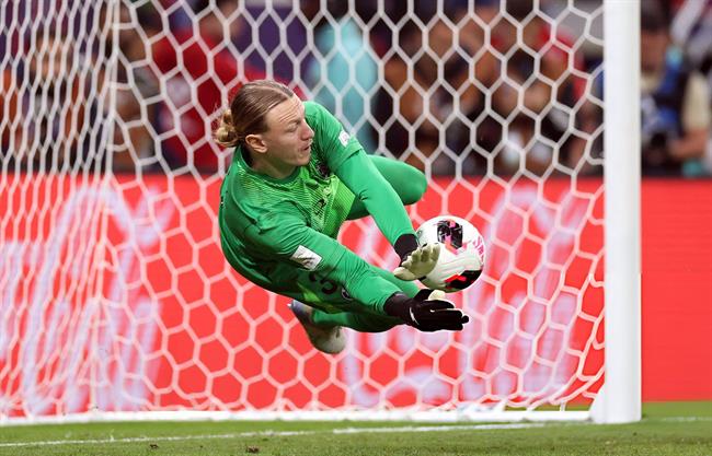 Thủ môn PSG rạn xương tay sau màn cản penalty xuất sắc 1