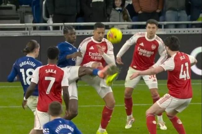 Tranh cãi: Everton xứng đáng được hưởng phạt đền trước Arsenal?