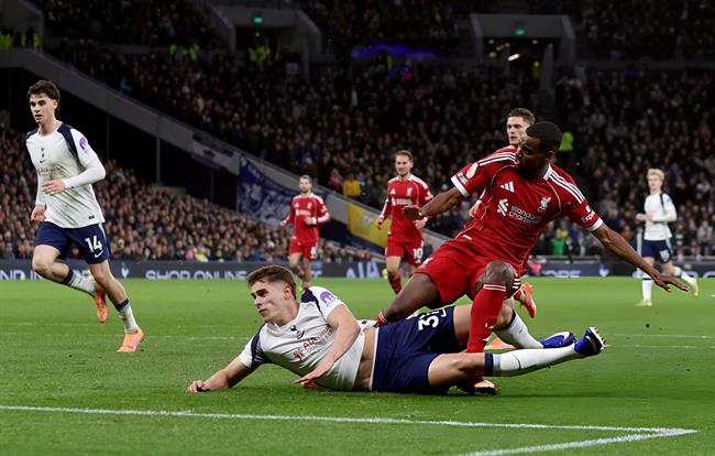 Thomas Frank phản đối lời chỉ trích nhắm vào Van de Ven của Slot 1 Thomas Frank phản đối lời chỉ trích nhắm vào Van de Ven của Slot 1