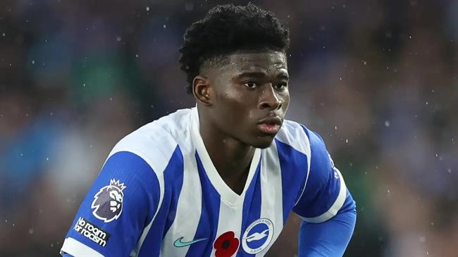 Carlos Baleba đặt mục tiêu trở thành tiền vệ hay nhất thế giới