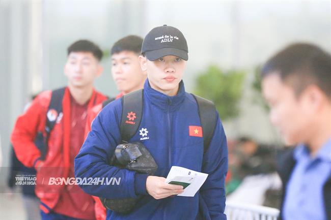 HLV Kim Sang Sik chiều fan, Đình Bắc che kín mặt trên đường sang Qatar