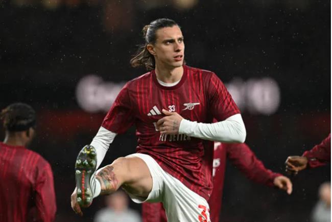 Vì sao Riccardo Calafiori vắng mặt trước Brighton?