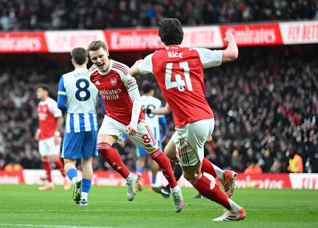 Odegaard bất ngờ khi thấy Declan Rice đá hậu vệ phải