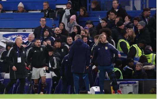 Aston Villa muốn Chelsea điều tra vụ ném chai nước tại sân Stamford Bridge