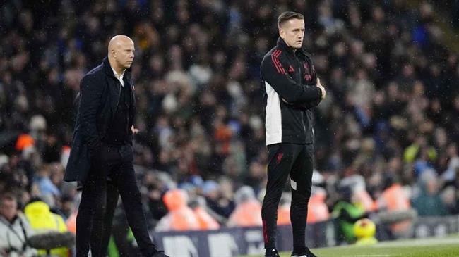 HLV phụ trách tình huống cố định của Liverpool rời CLB