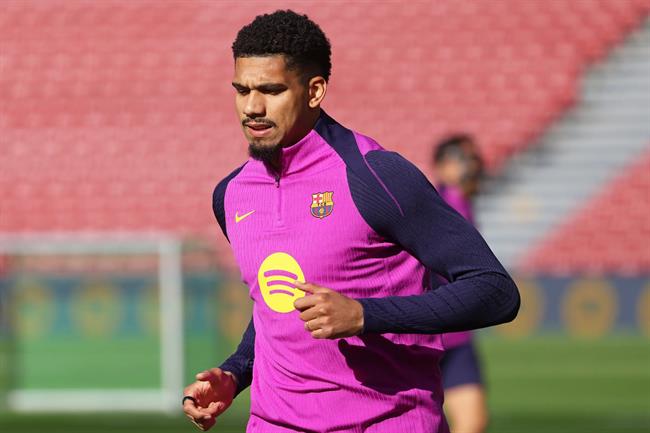 Liverpool bất ngờ chiêu mộ Ronald Araujo từ Barca
