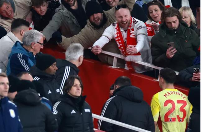 Emiliano Martinez tranh cãi gay gắt với cổ động viên Arsenal 