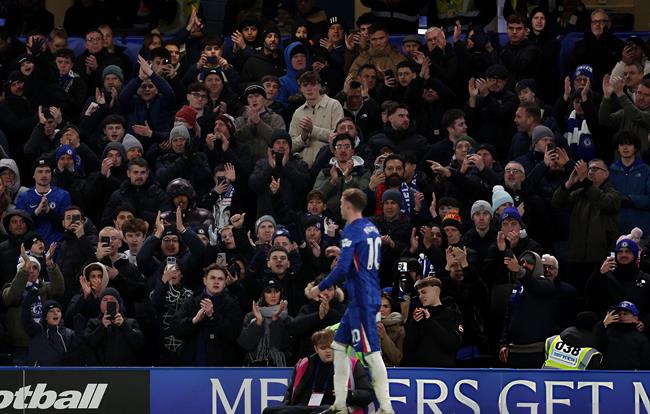 Cole Palmer được bảo vệ sau khi bị CĐV Chelsea la ó 1