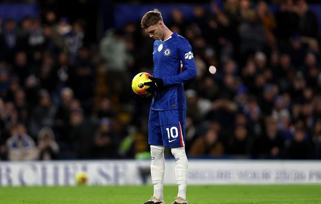 Cole Palmer được bảo vệ sau khi bị CĐV Chelsea la ó