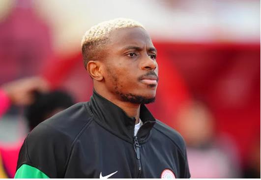 Rio Ferdinand cho rang MU nen mua Victor Osimhen o He 2025.