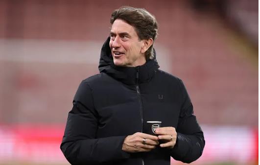 Uống cốc nước có logo của Arsenal, HLV Tottenham nói gì?