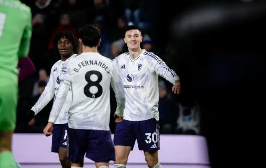 Benjamin Sesko lập cú đúp trước Burnley. Benjamin Sesko lap cu dup truoc Burnley.