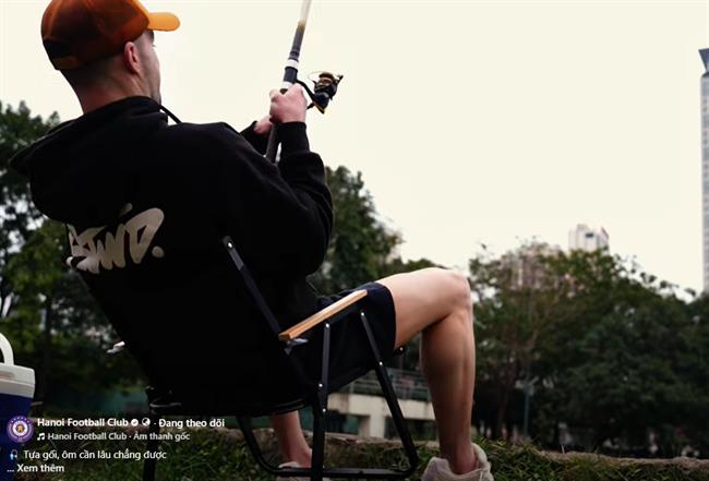 CLB Hà Nội ra mắt tiền đạo theo phong cách... cần thủ