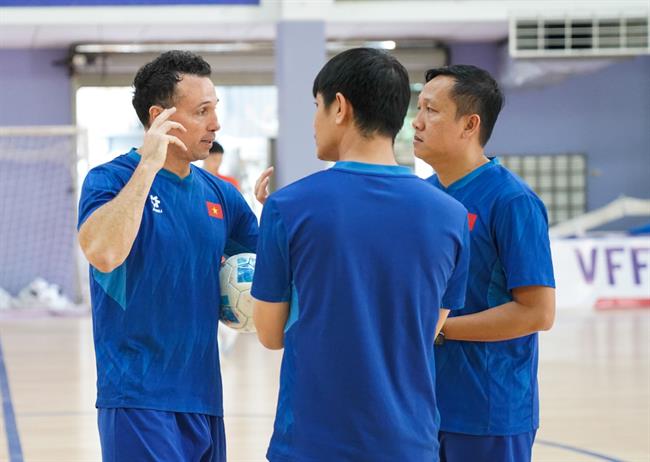 HLV Diego Giustozzi cung dT futsal Viet Nam huong den giai chau a