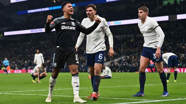 Tottenham thua đau, Thomas Frank nổi giận vì hành động của Watkins