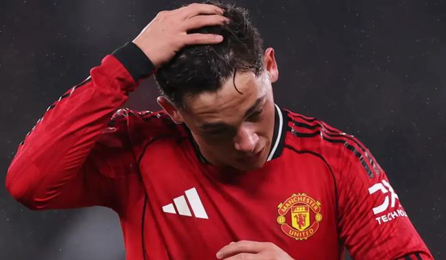 Thần đồng Shea Lacey của Man Utd lên tiếng xin lỗi sau khi nhận thẻ đỏ