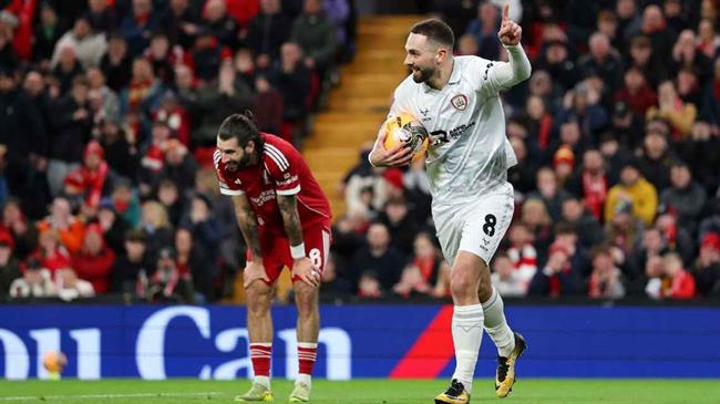 Robertson chỉ trích cú đánh gót cẩu thả của Szoboszlai