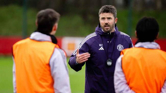 Neville: "MU không nên giữ Michael Carrick lâu dài"