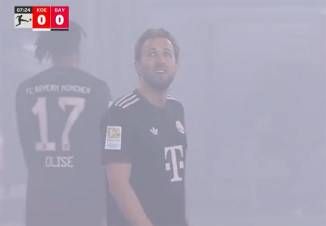 Harry Kane và đồng đội “biến mất” trong màn khói dày đặc