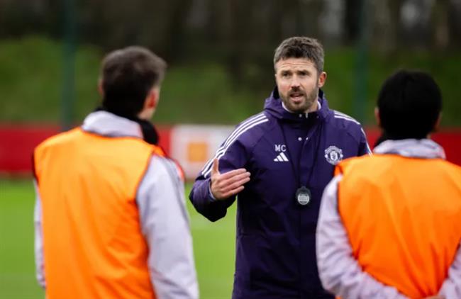 Michael Carrick nhận cảnh báo về 2 cầu thủ trước trận derby Manchester