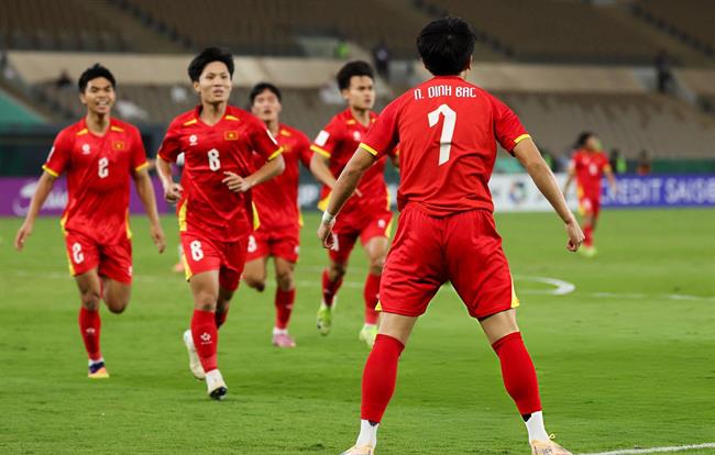 "Sống đủ lâu" để thấy bóng đá Việt Nam trên cơ bóng đá Tây Á