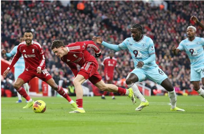 Cựu cầu thủ MU đến bệnh viện sau trận hòa Liverpool