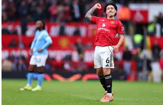 Paul Scholes phản hồi bình luận của Lisandro Martinez.