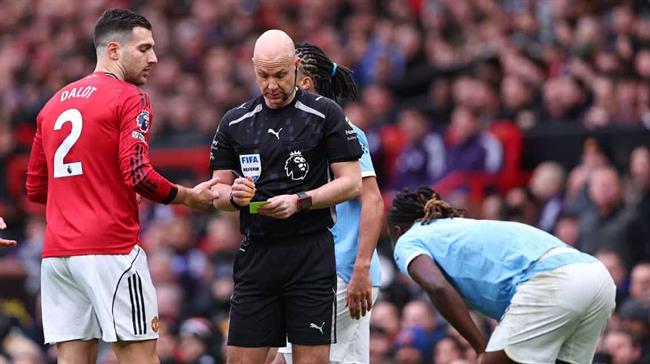 Howard Webb bênh vực VAR sau pha vào bóng của Dalot với Doku