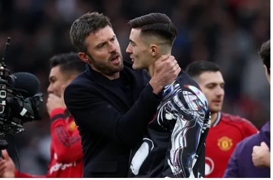 Michael Carrick rất ấn tượng với Benjamin Sesko