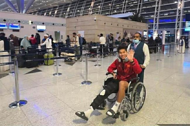 Hiểu Minh phải ngồi xe lăn, U23 Việt Nam ra sân bay về nước lúc nửa đêm