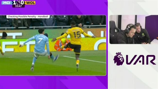 Trọng tài bác bỏ quyết định VAR ở trận thắng của Man City 1