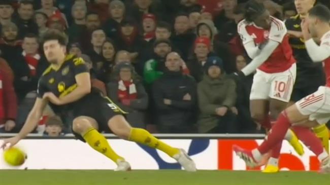 CĐV Arsenal phẫn nộ với VAR vì 2 tình huống tranh cãi ở trận thua MU