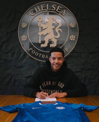 Chữ ký đầu tiên của Chelsea dưới thời Liam Rosenior 1