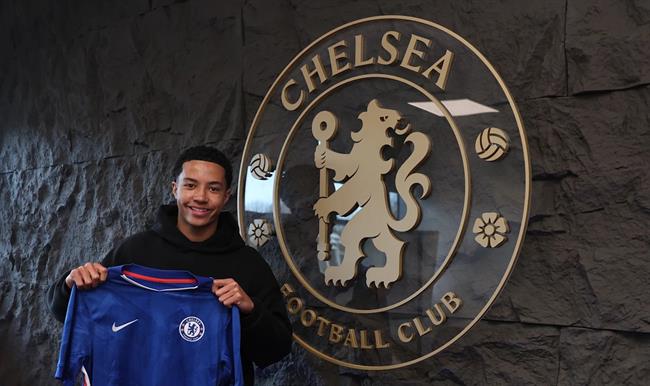 Chữ ký đầu tiên của Chelsea dưới thời Liam Rosenior