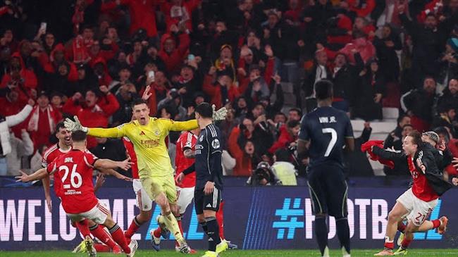 Thủ môn ghi bàn ở phút 90+8, Benfica của Mourinho vào vòng play-off Champions League