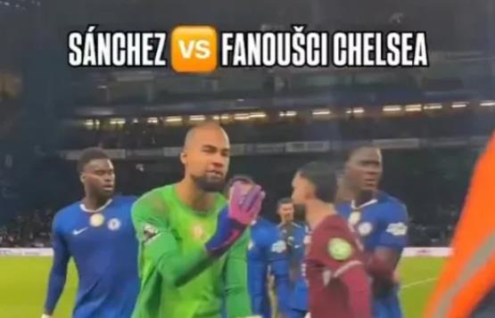 Robert Sanchez tranh cãi với các cổ động viên Chelsea 