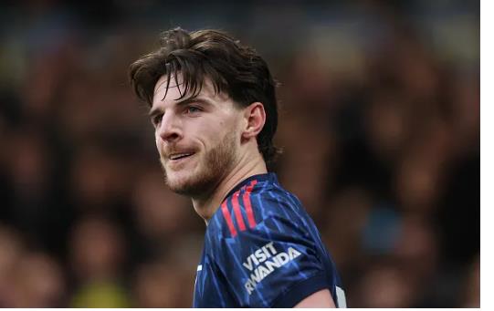 Bruno Fernandes gui loi nhan cho Declan Rice.