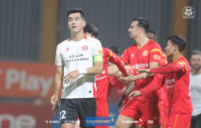 Xuân Son, Tiến Linh 'rủ nhau' đá hụt pen ở vòng 12 V.League