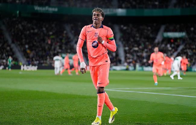 Hansi Flick tin Yamal sẽ còn phát triển hơn nữa