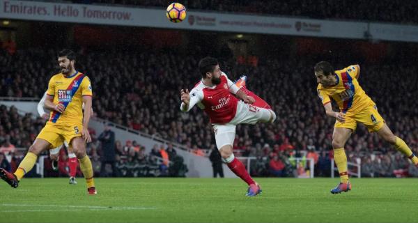 Dominic Solanke tái hiện siêu phẩm bọ cạp của Giroud 2